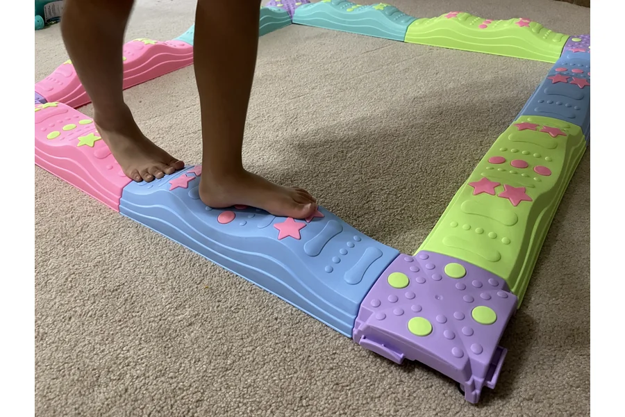 バランス平均台の上を裸足で渡る子供の足元