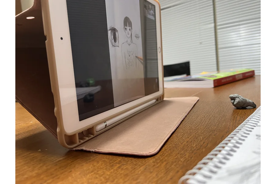 まなぶてらすのレッスンでiPadに映った目と人物のデッサン。机の上には教わったねりけしが置いてある