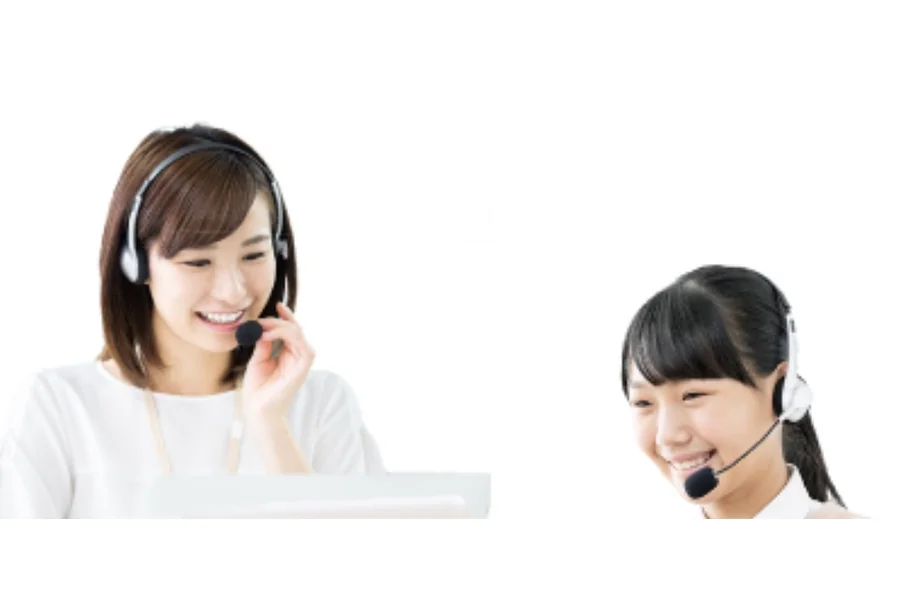 ヘッドセットを着けてオンライン授業を行うネッティーの女性講師と、受講する女子生徒