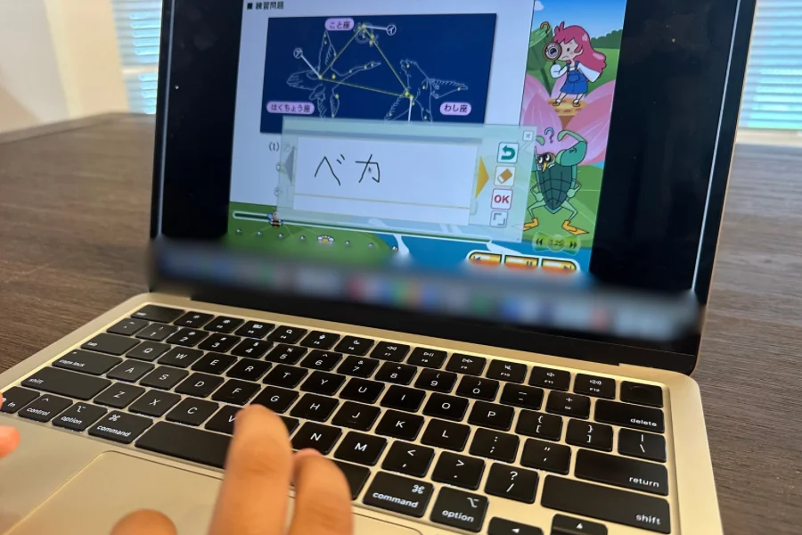 MacBookで開いたすららの理科の練習問題。夏の夜空に見える星の図に「ベガ」と手書きで入力している
