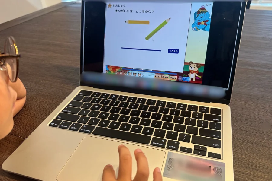 MacBookですららの小学1年生の算数を受ける子ども。画面には長さくらべの問題が映っている
